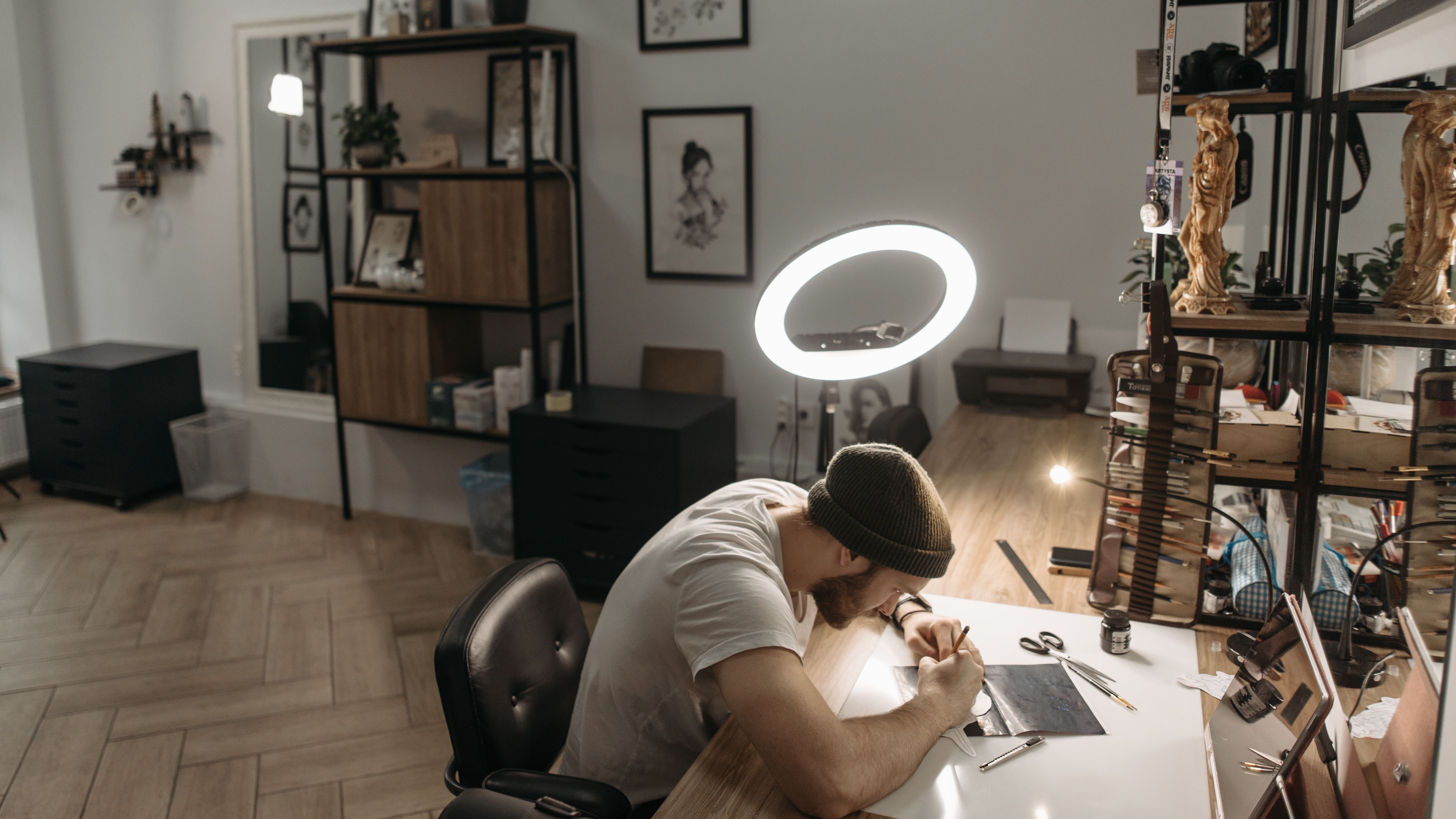 Tatuador trabalhando em estúdio de tatuagem profissional
